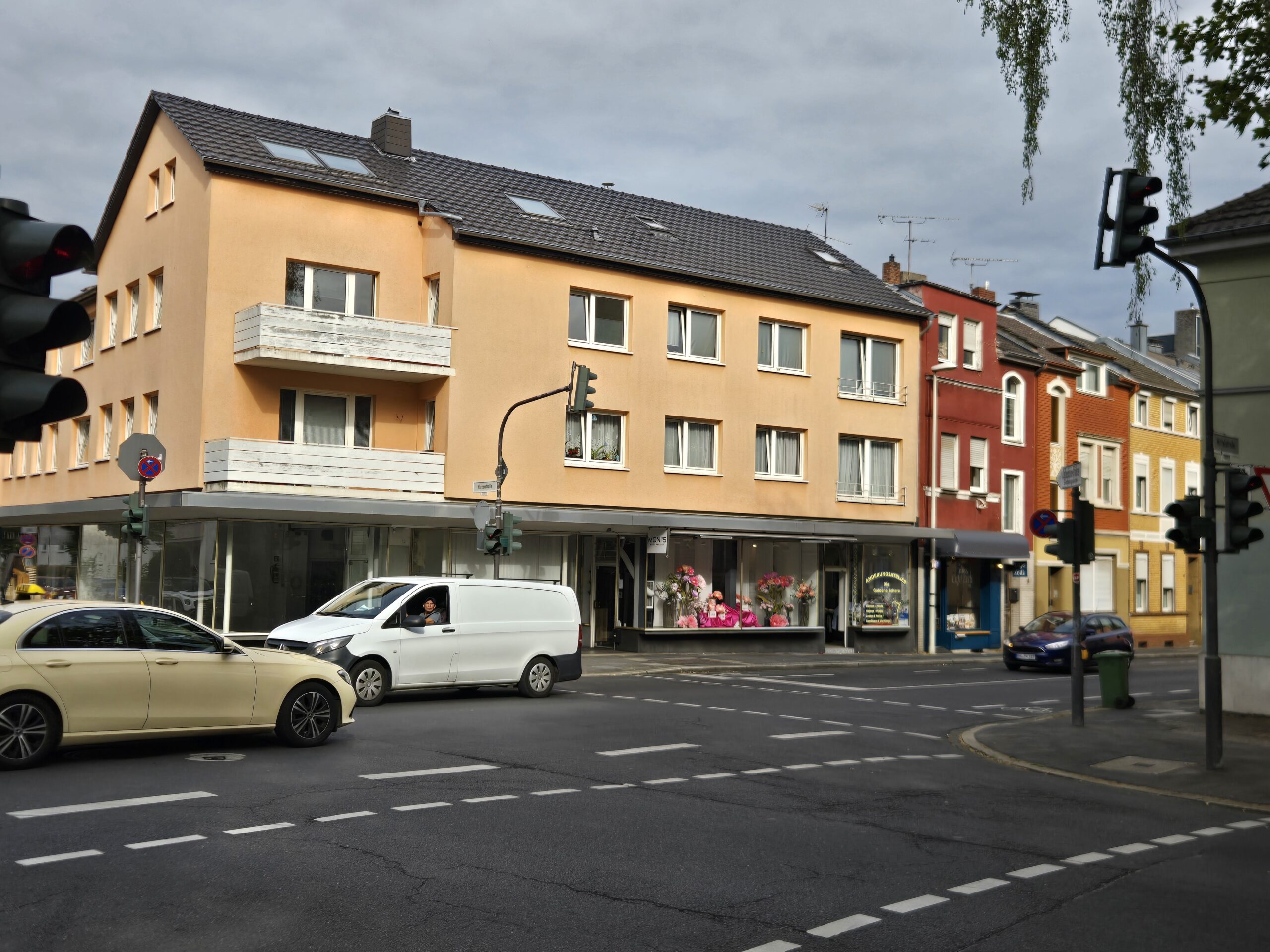 Look catty corner across the intersection. You might see the Blue-Green cafe a few doors down on the left